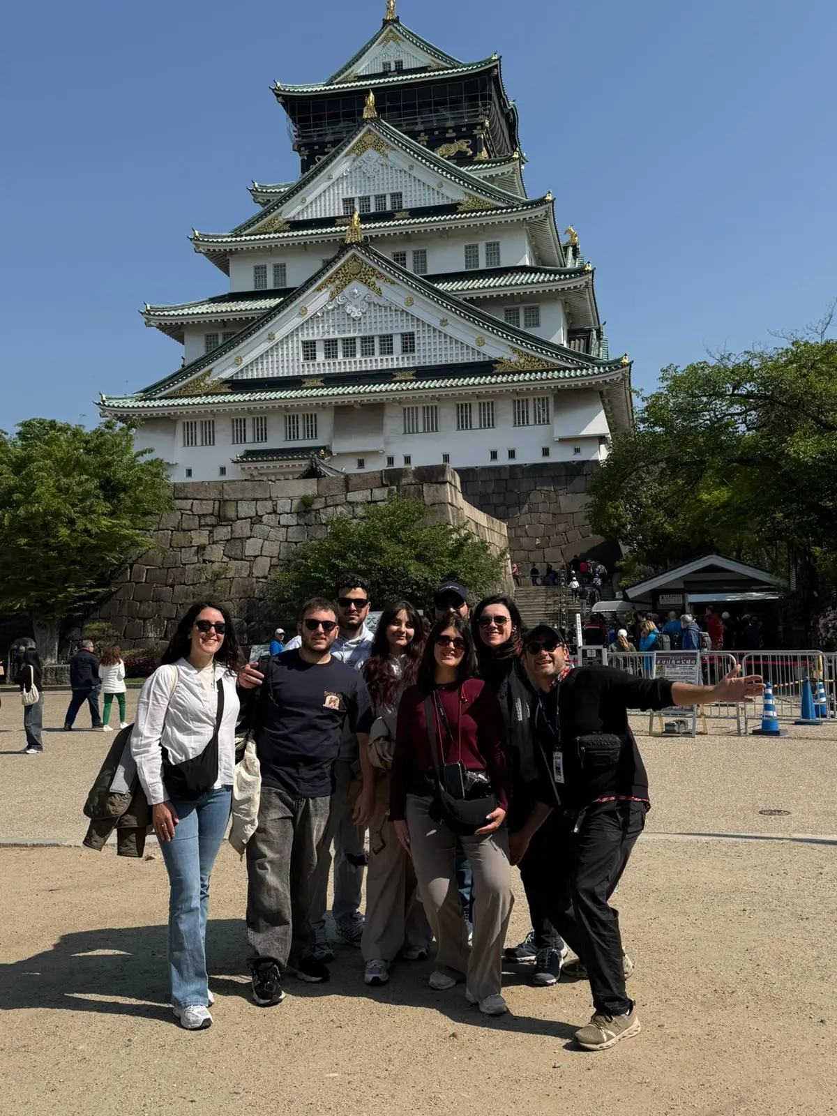 Un gruppo di Lorenzo davanti al castello di Osaka, Giappone
