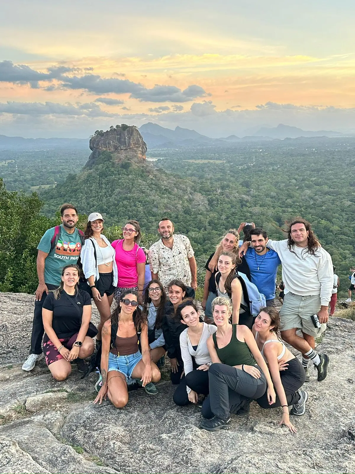 Un gruppo di Lorenzo davanti alla rocca di Sigiriya, Sri Lanka