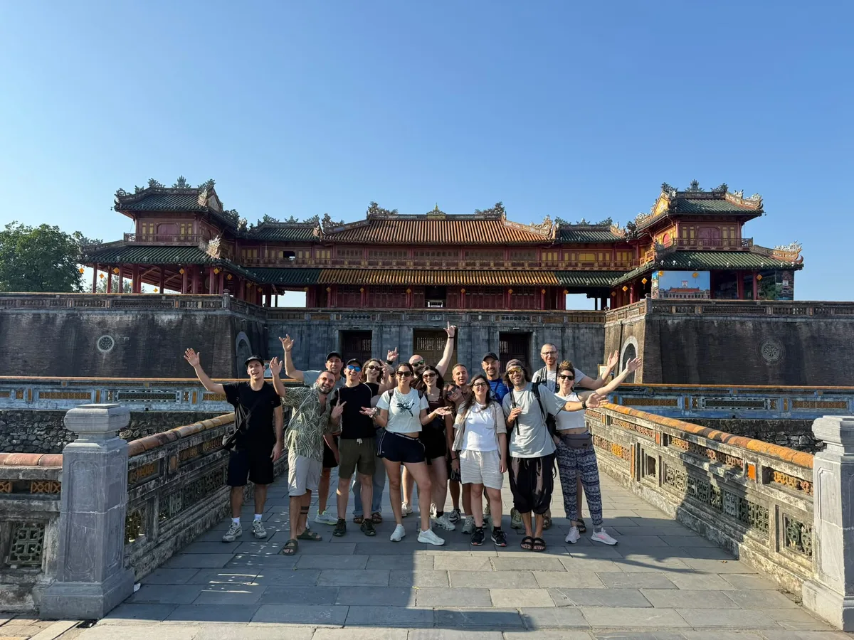 Un gruppo di Lorenzo a braccia alzate davanti alla Città Imperiale, in Vietnam