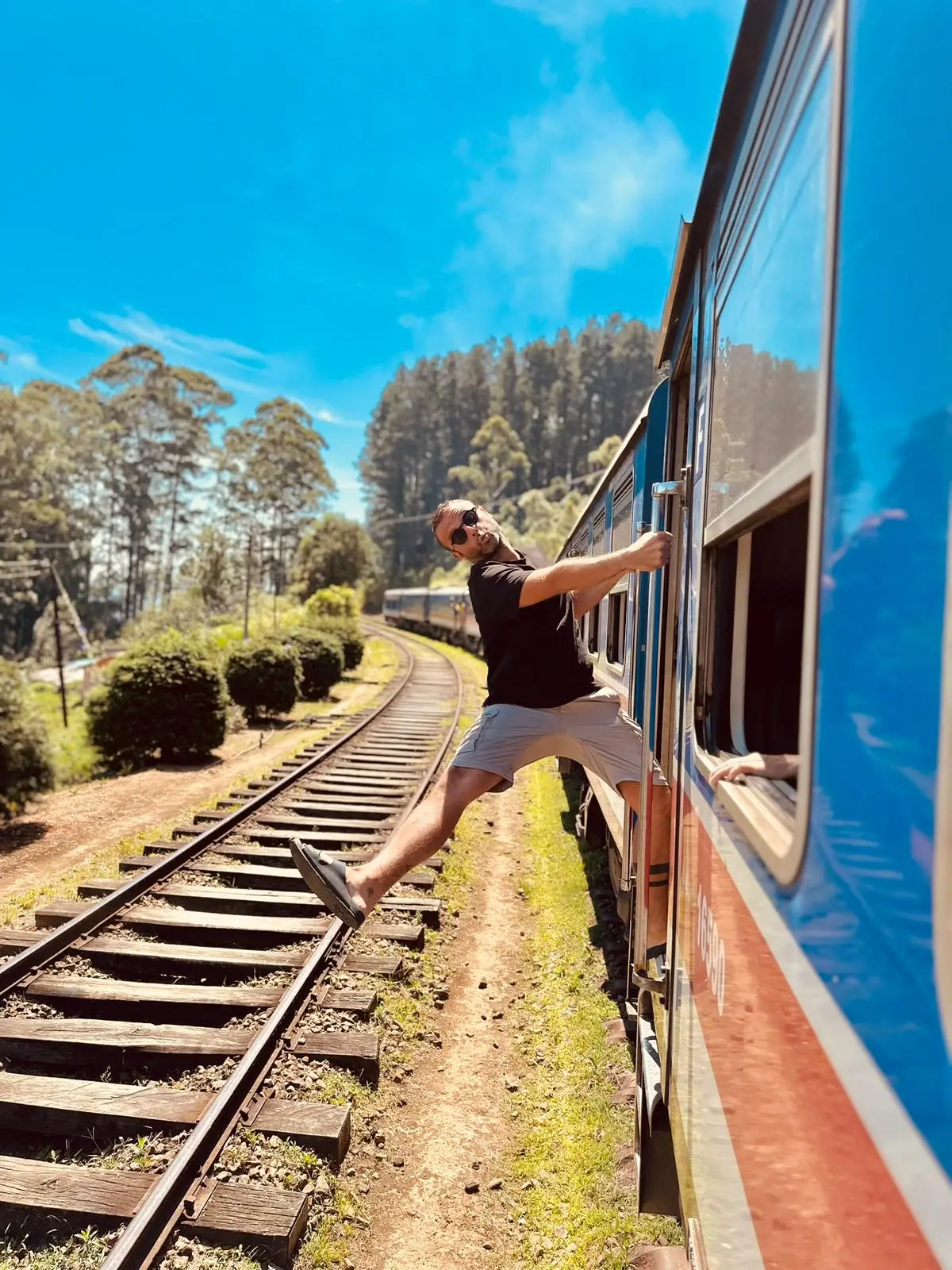 Lorenzo affacciato dal treno blu, Sri Lanka